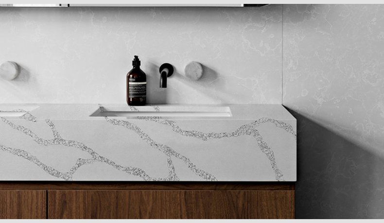 5031 Calacatta Roma Quartz With Mosaic Black Stripe