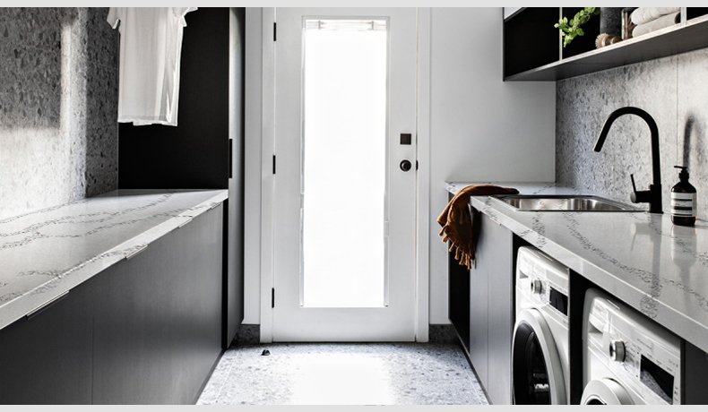 5031 Calacatta Roma Quartz With Mosaic Black Stripe